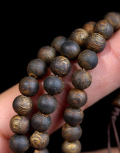 Load image into Gallery viewer, Green Kynam Wild Oud Agarwood Bracelet from Nha Trang Vietnam 8mm Diameter Beads
